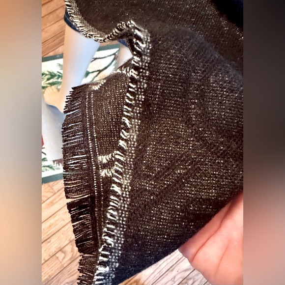 NWT!❄️Calvin Klein!☃️Shrug w/fringes!❄️One Size fits all/black/white - Picture 7 of 13